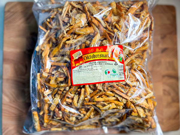 Нитка ЖАРЕНАЯ "Чеснок с зеленью" Oktobersnack 1 кг (сырный продукт) в Альметьевске
